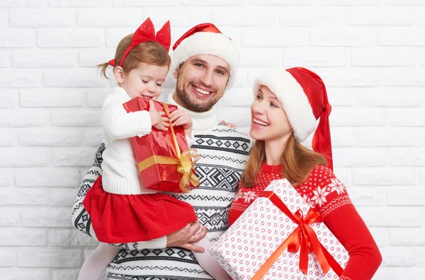 Mutlu aile anne, baba ve çocuk Noel