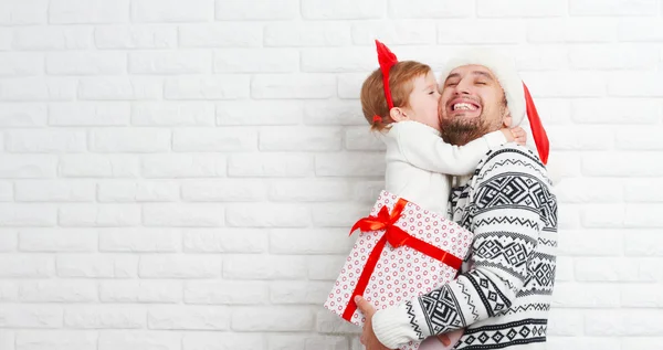 Glücklicher Familienvater und Kind mit Geschenk im Weihnachtskuss — Stockfoto