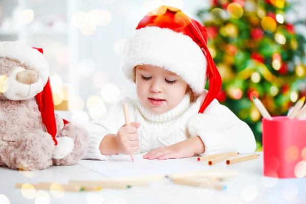 Gyermek előtt Karácsony levelet ír a télapó — Stock Fotó