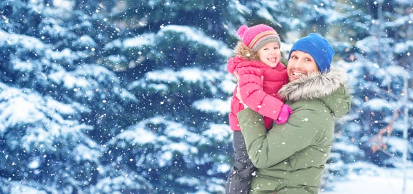 Família feliz no passeio de inverno. Pai e criança bebê menina — Fotografia de Stock