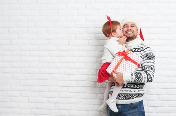 Szczęśliwy ojciec rodzina i dziecko z prezent w Boże Narodzenie całus — Zdjęcie stockowe