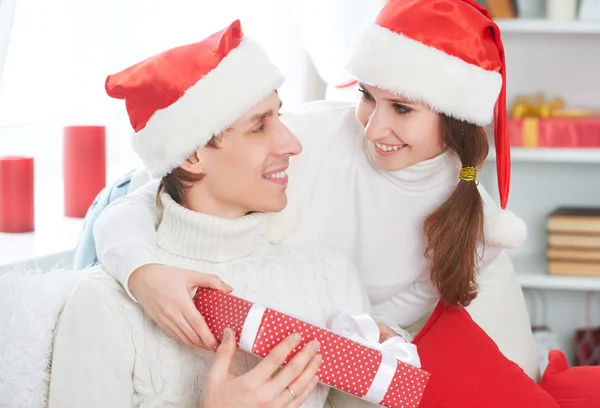 Um presente de Natal. mulher dá um homem presente caixa — Fotografia de Stock