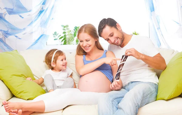 Счастливая семья ждет малыша, выглядящего сверхздоровой беременной мамой, d — стоковое фото