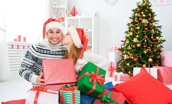 Feliz pareja familiar con un regalo en Navidad en casa — Foto de Stock