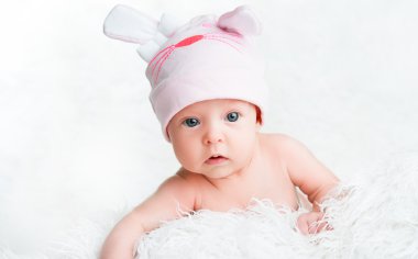 kulaklı pembe şapkalı kız şirin bebek