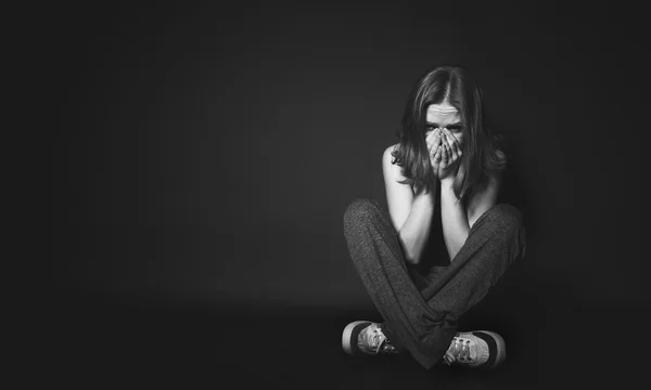 Vrouw van depressie en wanhoop huilen op zwart donker — Stockfoto