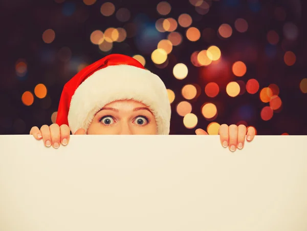 Gelukkige vrouw met Kerstmis met lege lege witte poster — Stockfoto