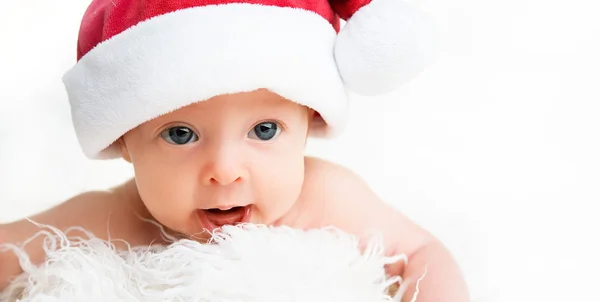 Bebê recém-nascido em um chapéu de Natal — Fotografia de Stock