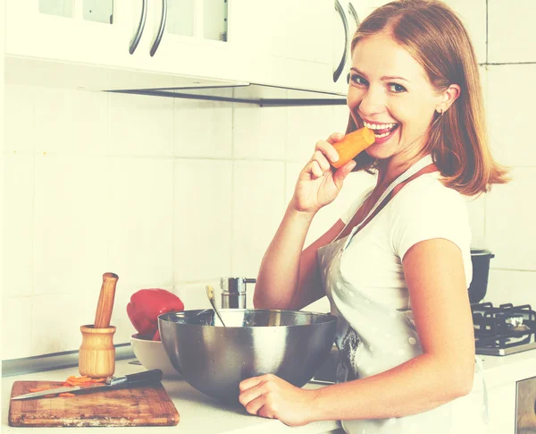 Joven feliz mujer cocinar ensalada de verduras en la cocina —  Fotos de Stock