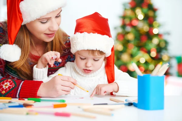 Família feliz mãe e criança filha escrever aletter para Santa o — Fotografia de Stock