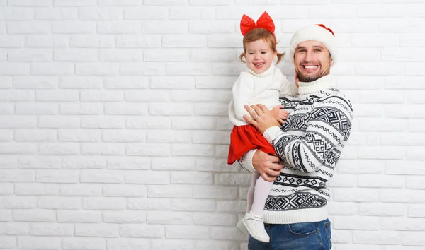 Feliz familia padre e hijo con regalo en Navidad —  Fotos de Stock