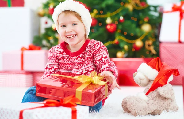 Enfant heureux avec des cadeaux de Noël près d'un arbre de Noël — Photo