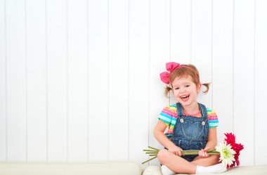 Mutlu çocuk boşalt gerbera çiçekleri buketi ile küçük kız