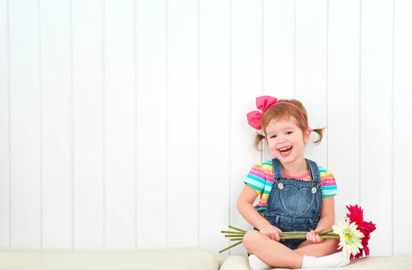 Ragazzina felice bambino con mazzo di fiori di gerbera in vuoto — Foto Stock