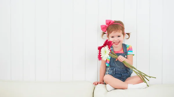 Ragazzina felice bambino con mazzo di fiori di gerbera in vuoto — Foto Stock