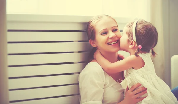 Gelukkige liefdevolle familie. moeder en kind spelen, kussen en hugg — Stockfoto