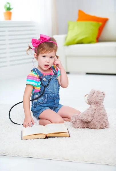 Barn liten flicka spelar läkare — Stockfoto