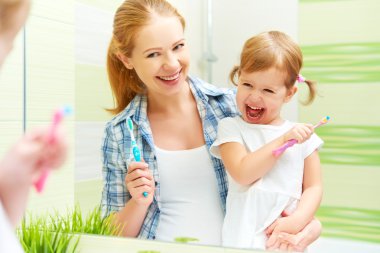  mutlu aile anne ve çocuk kız diş diş fırçası ile temizler