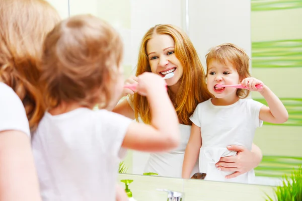 母と娘の子供女の子彼女の歯歯ブラシ f をブラッシング — ストック写真