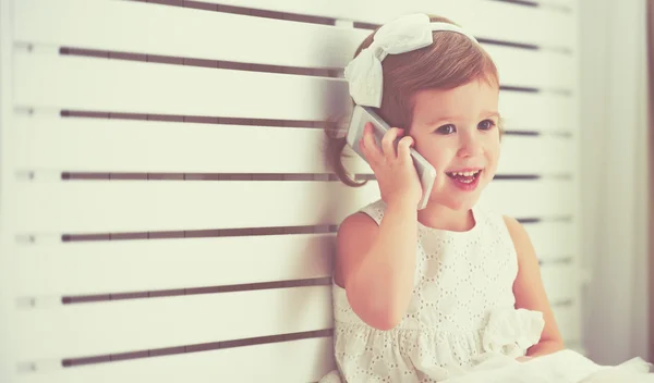 Child little girl with  telephone smartphone — Stock Photo, Image