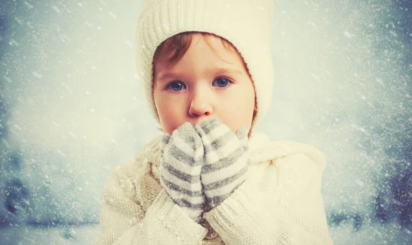 Cara de niño de una niña en la naturaleza en invierno —  Fotos de Stock