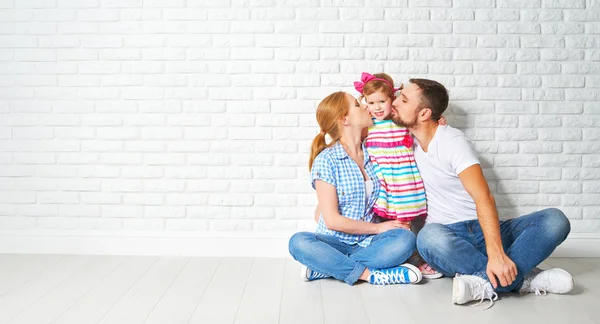 Concept van hypotheek huisvesting problemen. familie moeder vader kind — Stockfoto