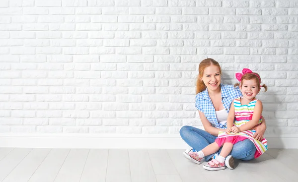 Concepto feliz familia madre e hija bebé, chica en blanco br —  Fotos de Stock