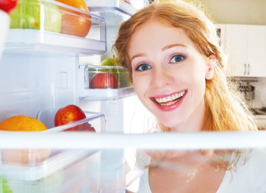 mutlu kadın ve meyve, sebze ve o açık buzdolabı