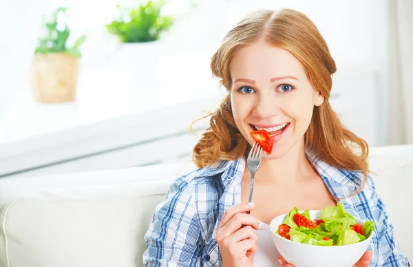 Mulher comer saudável comida vegetariana salada vegetal — Fotografia de Stock