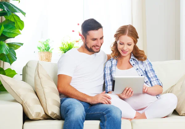 Happy parents waiting malyshayu pregnant mom and dad with tablet — Stock Photo, Image