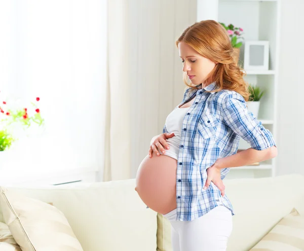 Donna incinta con mal di schiena e lombalgia — Foto Stock