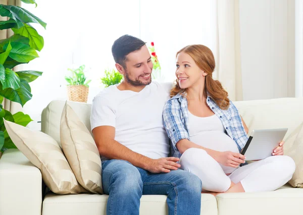 Happy parents waiting malyshayu pregnant mom and dad with tablet — Stock Photo, Image