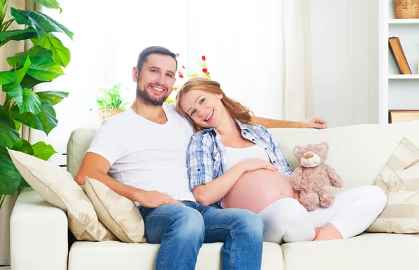 Glückliche Familie in Erwartung der Geburt des Babys. Schwangere — Stockfoto