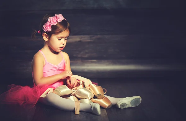 Little child ballerina with ballet pointe shoes and pink skirt t — Stock Photo, Image