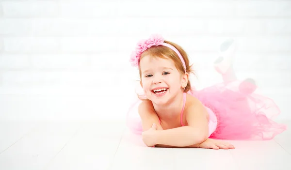 Little child girl dreams of becoming  ballerina — Stock Photo, Image