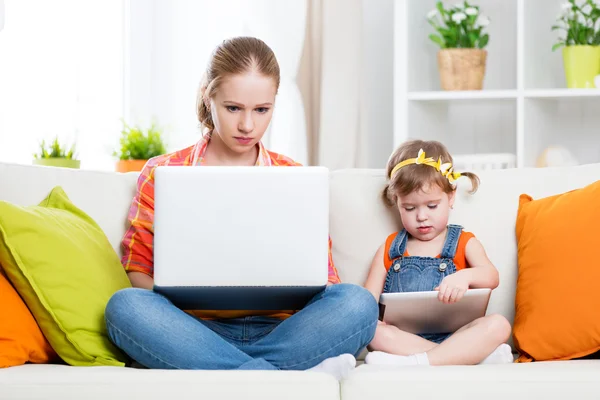 Mother and child with computer and tablet at home, according to — Stock Photo, Image