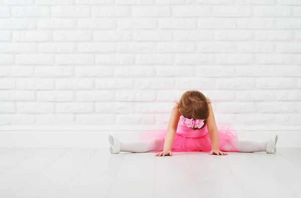 Little girl dancer ballet ballerina stretching — Stock Photo, Image