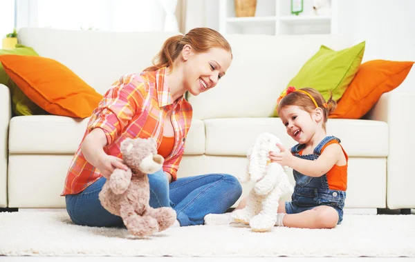 Feliz familia madre e hija niña jugando con juguete Ted —  Fotos de Stock