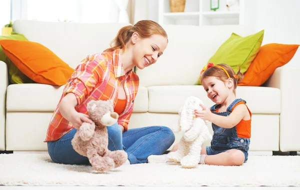 Glad familj mor och dotter barn flicka som leker med leksak ted — Stockfoto