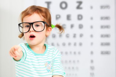 Konsept görme testleri. gözlük ile kız çocuk