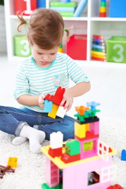 kız çocuk oyuncakları ve yapılar Oluşturucu ile oynarken