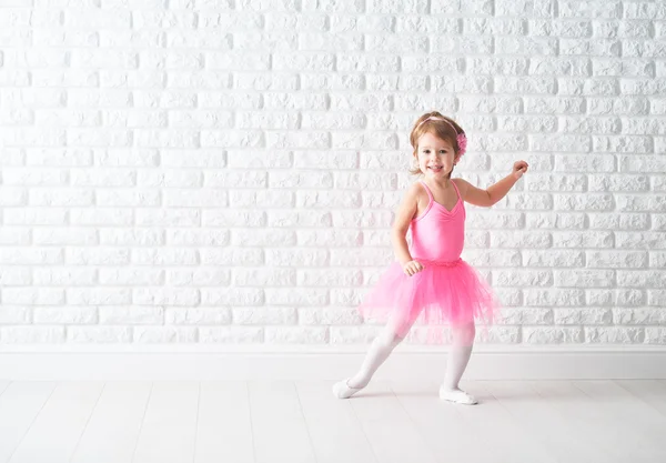 Niña pequeña sueña con convertirse en bailarina —  Fotos de Stock