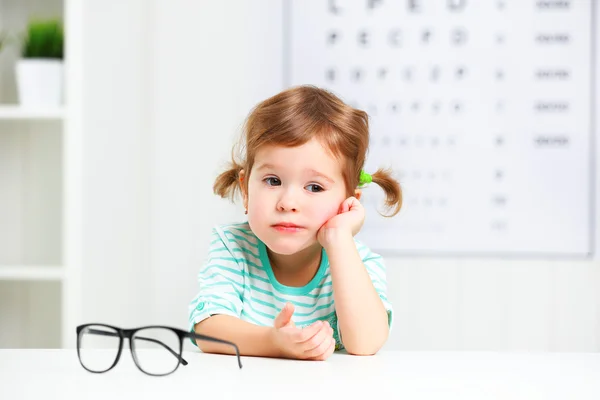 Konzept Sehtest. Mädchen mit Brille — Stockfoto