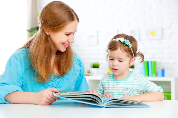 Livro de leitura de mãe e criança em casa — Fotografia de Stock