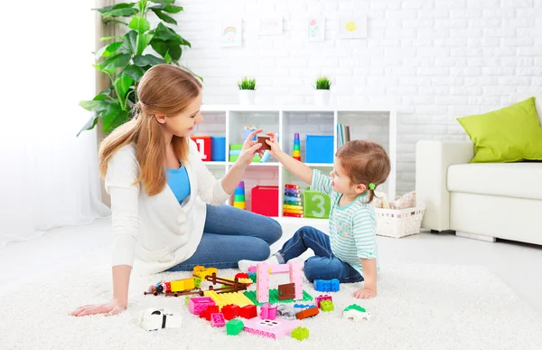 Mor och barn dotter spelar, bygga från konstruktören — Stockfoto