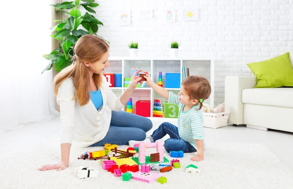 Mãe e criança filha brincando, construir a partir do construtor — Fotografia de Stock