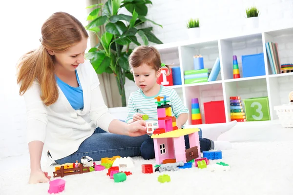 Mãe e criança filha brincando, construir a partir do construtor — Fotografia de Stock