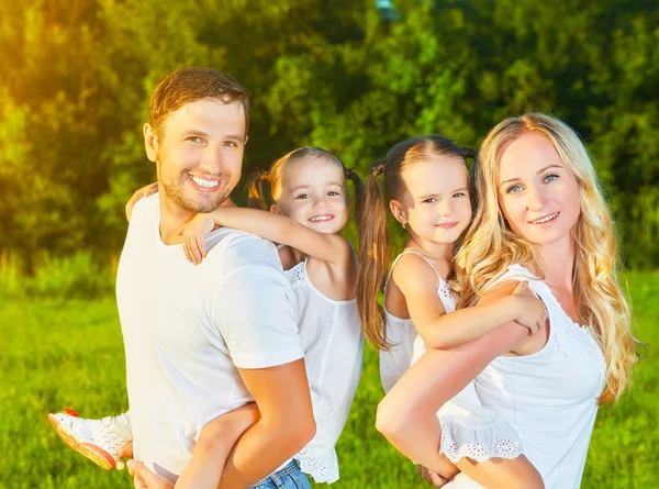 Gelukkige familie op de aard van de zomer, moeder, vader en kinderen tw — Stockfoto