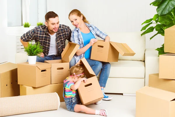 Verplaatsen naar nieuwe thuis. Met kartonnen dozen en gelukkige familie — Stockfoto