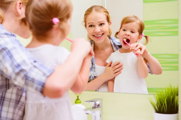 Felice famiglia madre e figlia bambino lavarsi i denti stuzzicadenti — Foto Stock